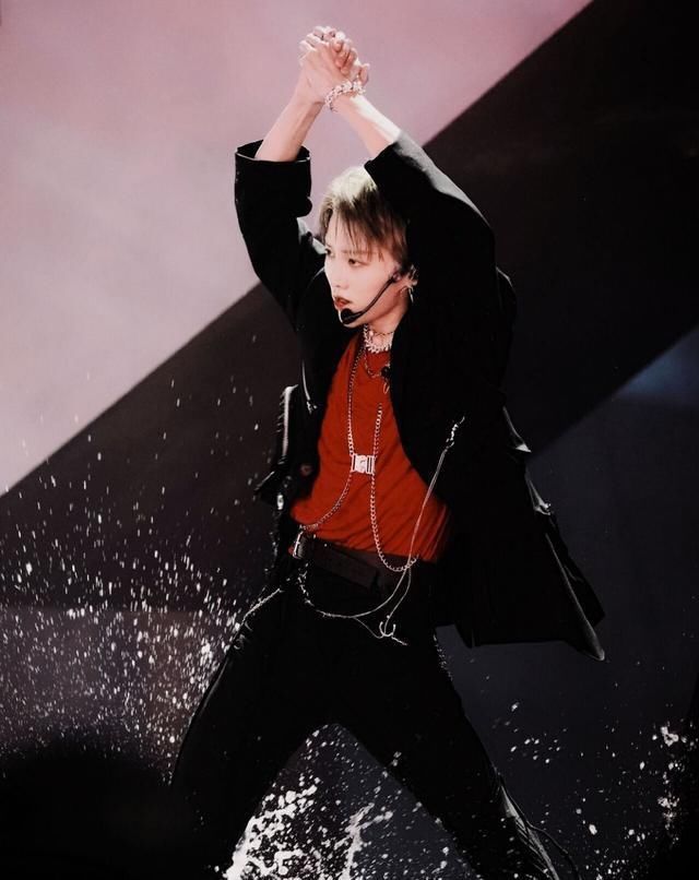 618超拼之夜|同样是在水中跳热舞,为啥王一博获好评,THE9遭吐槽?