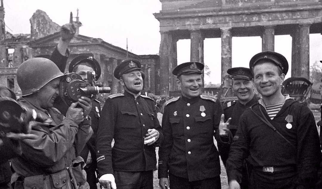 换来|苏联当年为何非要单独攻占柏林？30万人的伤亡，换来了什么？