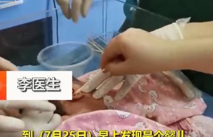  婴儿|可恨！女婴带着胎盘被遗弃，浑身泥土爬满蛆虫又脏又臭，护士心疼落泪！