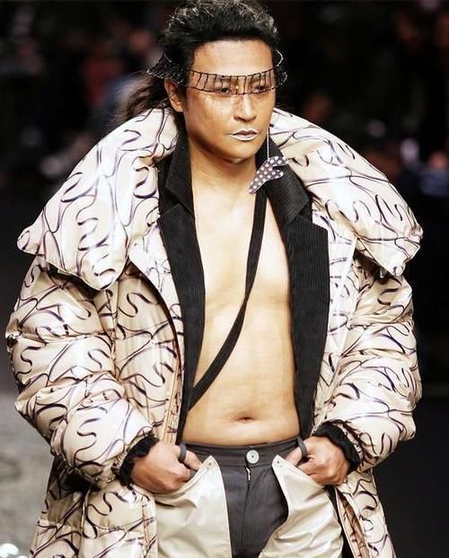  近况|陈志朋近况曝光，穿西装接商演，卖力演唱人气却“惨淡”