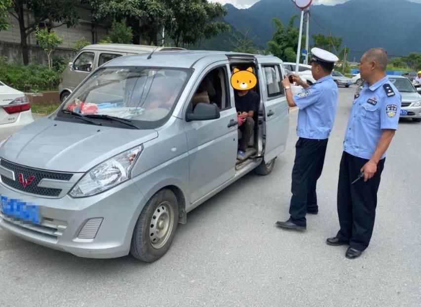  面包车|核载7人面包车被查，车上载有13名壮汉，司机边开车还边打电话