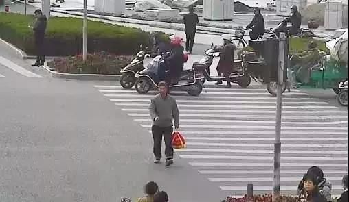  开车|路上一个标志，让车主多赔10万元，开车的请注意了