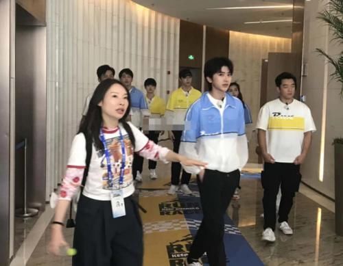  最小|《奔跑吧》请来年纪最小的女嘉宾，看到她们的分组后，00后粉丝炸锅了