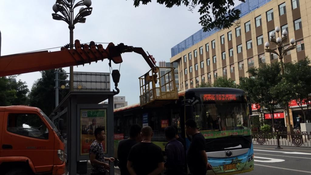  拆除|平遥德克士门口，拆除广告牌的吊车与公交车撞了！繁华街道施工，安全更需注意！