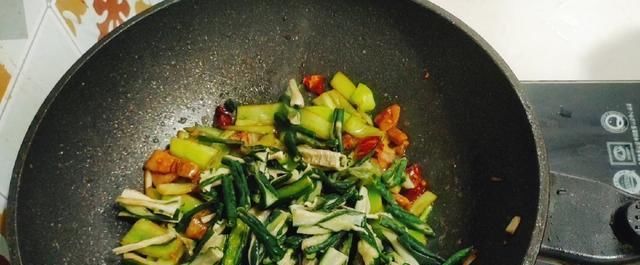  吃不完|巧用三伏天把吃不完的黄瓜晒成干，留着冬天炒肉吃，又香又脆