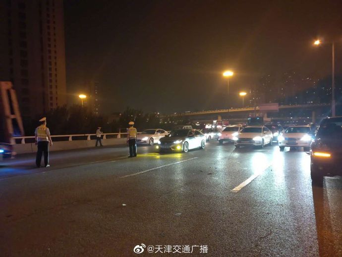  送医|天津 发生三车事故，有人受伤被送医