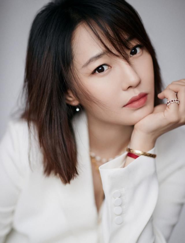  终于|白百何穿白色西装，这次她终于回春了？