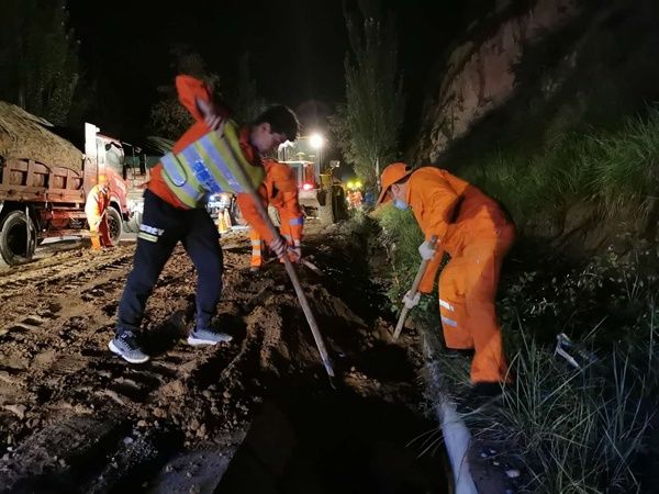 抢通|国道568线东乡段发生险情 公路部门紧急抢通