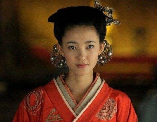 接到|母后在民间暗中产下一女，汉武帝得知后不怒反喜，将姐姐接到宫中