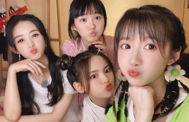  嘉宾|中餐厅员工聚餐，黄晓明拍照时还拿手机，可放大5倍后：错怪你了