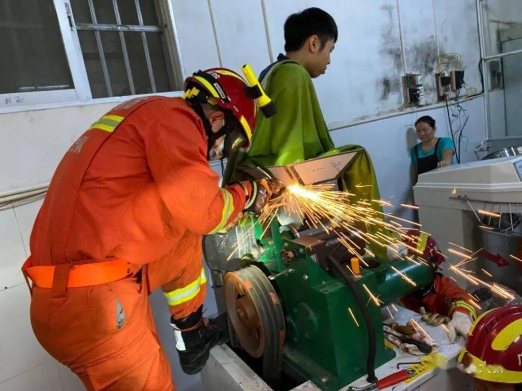  绞面|一男子被绞面机夹手，手掌卡在绞面机内，无法取出