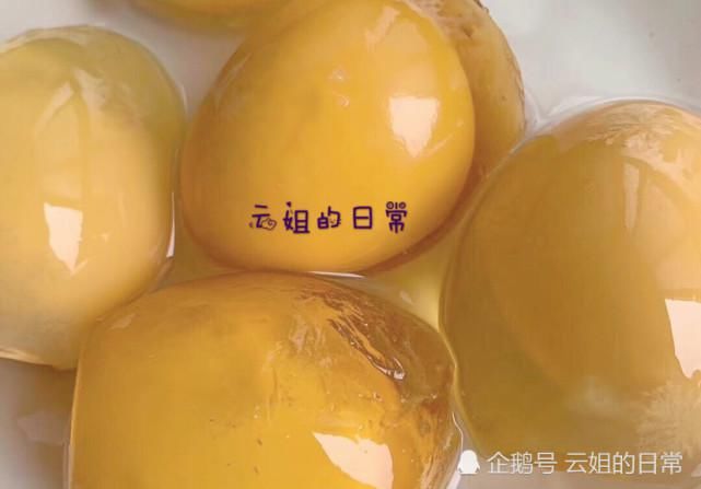  三伏天|这种鸭蛋做的黄色皮蛋很少有人吃过，调汁凉拌，爽口、开胃三伏天吃正合适