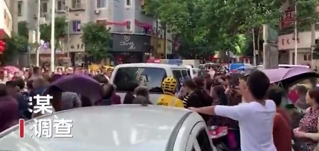 老人|又一起儿童被拐案!65岁老人街头欲带走小孩,被发现后,群众愤怒