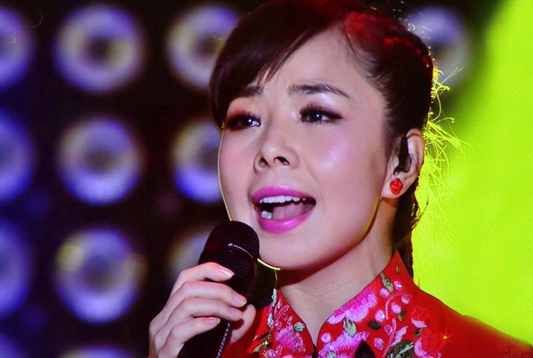 回到|国家一级演员因买不起房,回到农村种田,如今放牛带娃成日常