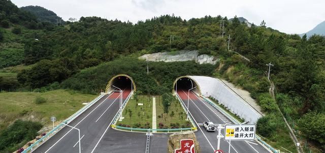  崭新|生活不易：95后小伙子每天跑车1000公里，4个来回，赚1000元