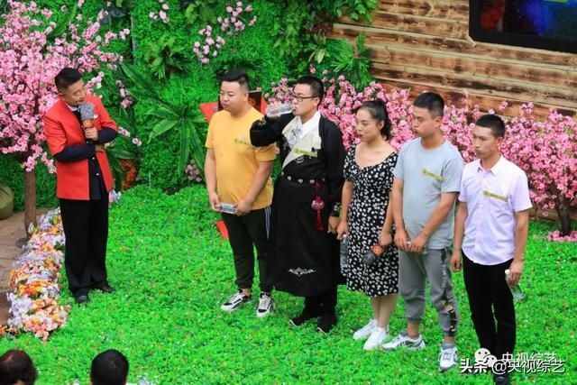 华尔兹|《喜上加喜》父亲在女儿相亲现场抱着扫帚跳华尔兹?