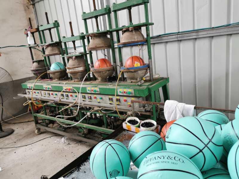 联名|限量款“蒂芙尼”联名篮球只卖7折？一制假工厂被捣毁