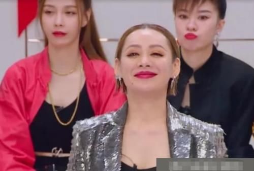  登上|宁静穿黑色袜子登场，因姐姐们的表情管理，登上热搜榜首位