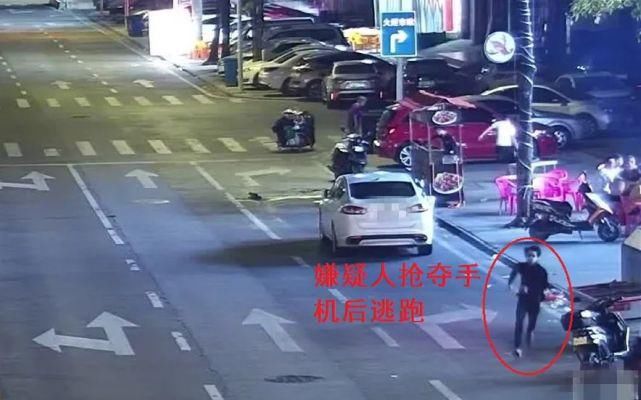 竟然|没钱上网,他竟然当众抢手机……