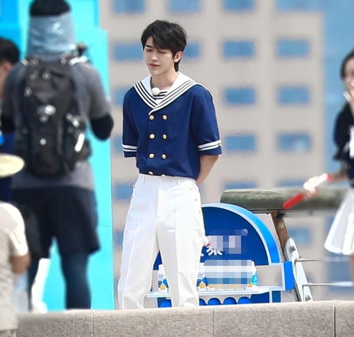  短裙|吴宣仪穿短裙站在蔡徐坤旁边，细看蔡徐坤双手动作，绅士手没错了