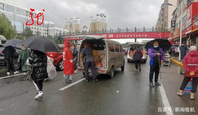 哈尔滨市民|车还没停稳，人就过来了！代购红肠占道经营，真该管管了！