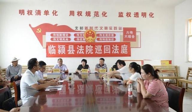 上门|临颍:七旬老人起诉子女,法官上门开庭调解,当地群众现场旁听