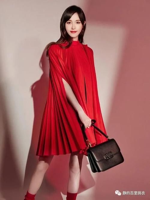  长裙|唐嫣颜值一直在线，黑色高领衫搭艺术印花长裙，也太好看了