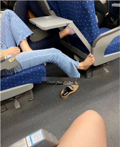 吃饭|两女子高铁齐脱鞋袜 脚踩吃饭小桌板 网友直呼恶心