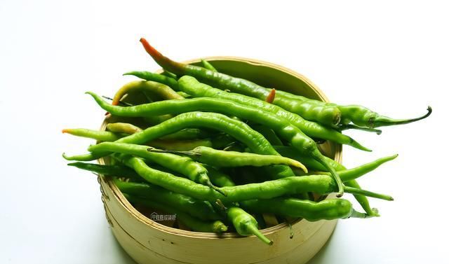  回味|大厨教你辣椒最好吃的做法，用面煎一煎，口感酥脆令人回味