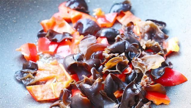  发苦|煎豆腐时，最忌讳这样做！许多人做错，难怪豆腐发苦又粘锅