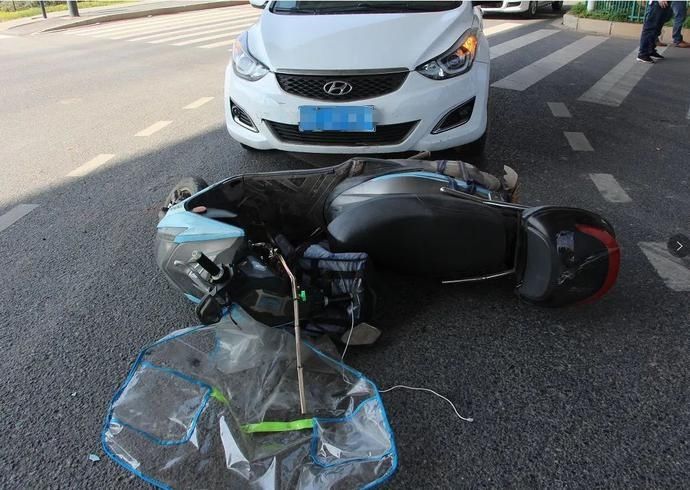  电动|电动自行车闯红灯，全责！