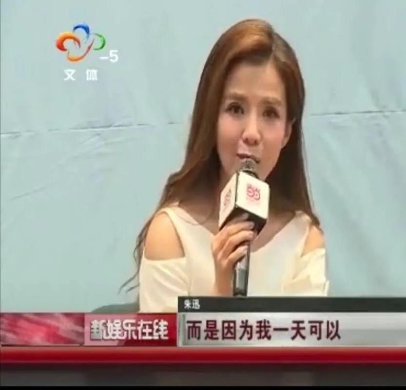  嘴里面|央视主持人朱迅身体告急？一天录制17场节目，《星光大道》上台需被助理搀扶？