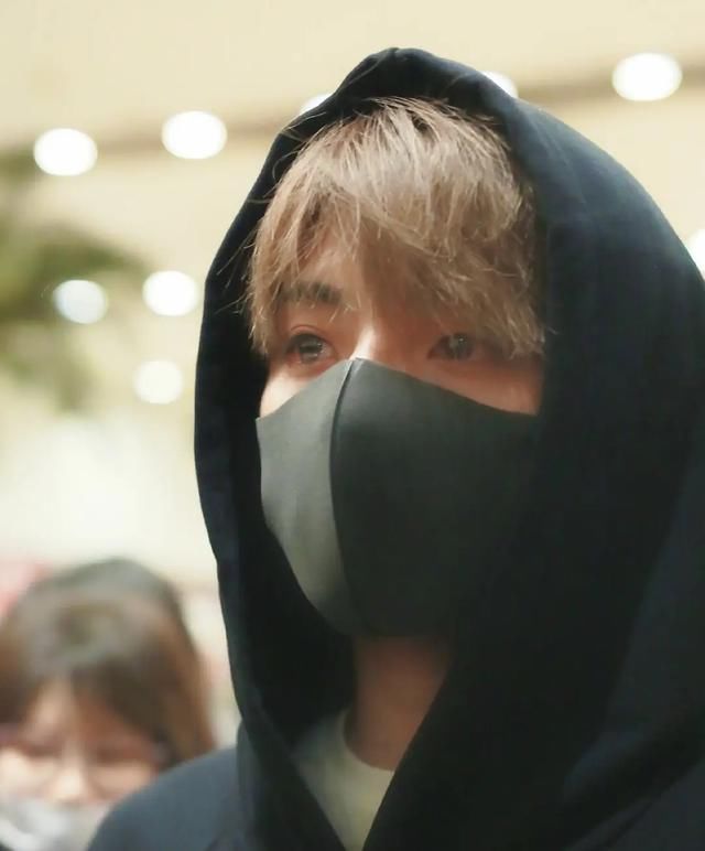 付钱|95后爱豆被曝七夕约饭靓妹，一顿4千多女生付钱，直播称吃霸王餐