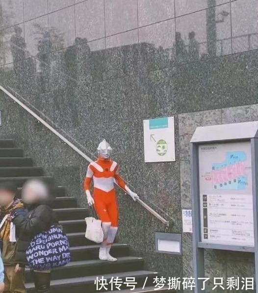  每日|每日一笑：这就是奥特曼下班后的生活吧