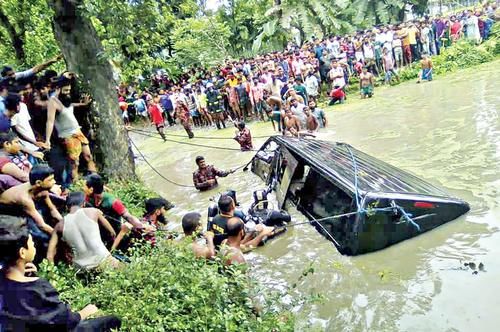 纳祖尔|一家八口乘车参加亲戚葬礼,半路出车祸全部丧命