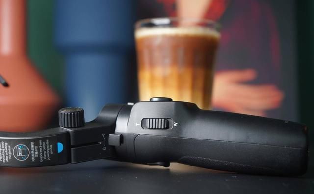  拍出|稳定器越贵越好？飞宇稳定器，低成本玩大动作，还能拍出电影效果