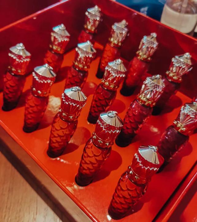 小红书＂,＂fkws＂:＂青年|你的秋冬彩妆新！品！指！南！从平价到贵妇，看这篇就够