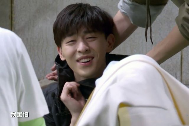  满屋|邓伦胆子有多小？紧抱吴磊不撒手，被鸡撵得满屋跑