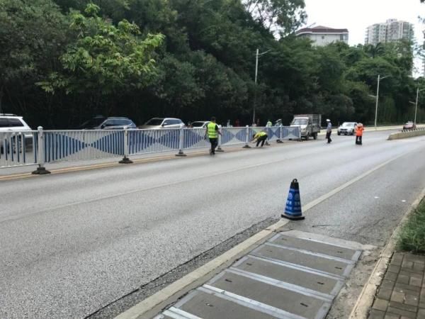  公交车|突发！南宁一公交车撞上护栏，有人员受伤 涉事司机称有些犯困