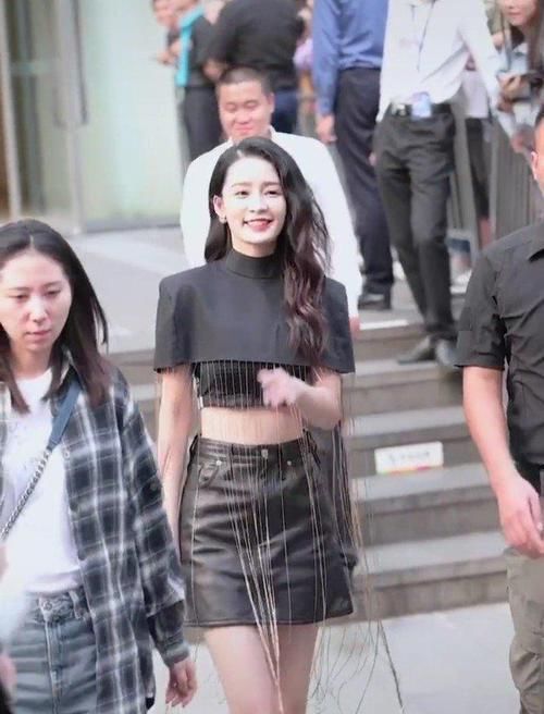  天壤之别|李沁跟助理下楼梯，看腿才知明星与素人的差距，简直是天壤之别！