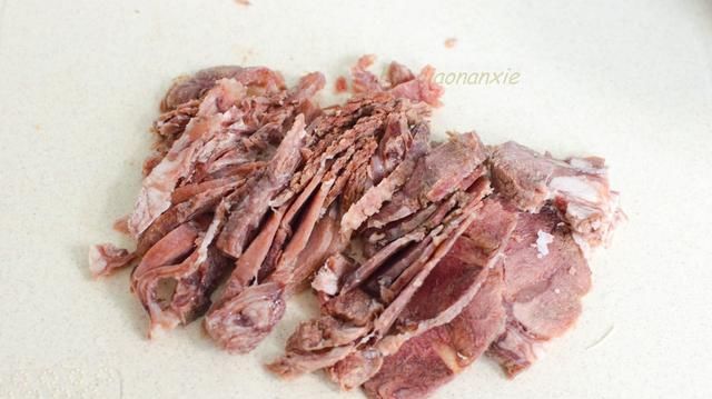  煮汤|用牛肉煮汤，这方法最简单，切切煮煮就做好，咸鲜开胃适合夏天