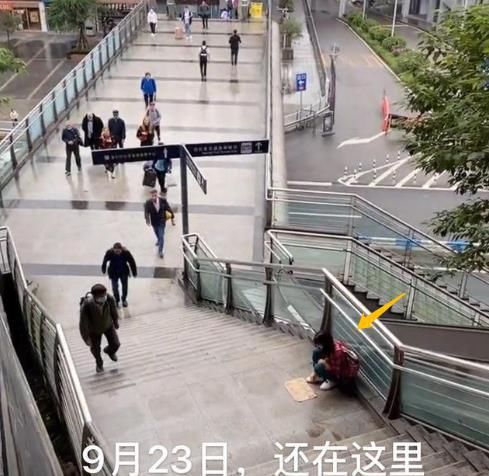 坐车|女孩天桥上乞讨“求6元坐车回家”，路人：3年还没凑齐6元？