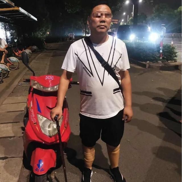  假肢|真是心慌！台州一男子戴假肢开摩托车，关键无牌无证还是醉驾