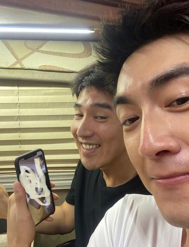  出门|赵又廷探班赵又廷遭嫌弃：越丑越爱出门 评论区“一片祥和”