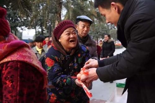  阿姨|“阿姨我帮你拍照”，骗走了老人20余万，别人帮你拍照要当心