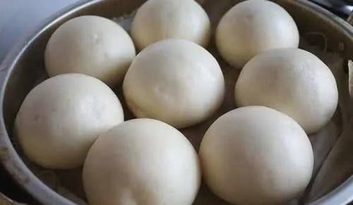  好吃|在家蒸的馒头没有馒头铺的好吃？学会这么做，馒头又白又软