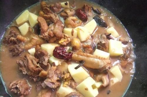  鸡肉|炖鸡时，应该先焯水还是直接炖？其实都不对，大厨教你正确做法