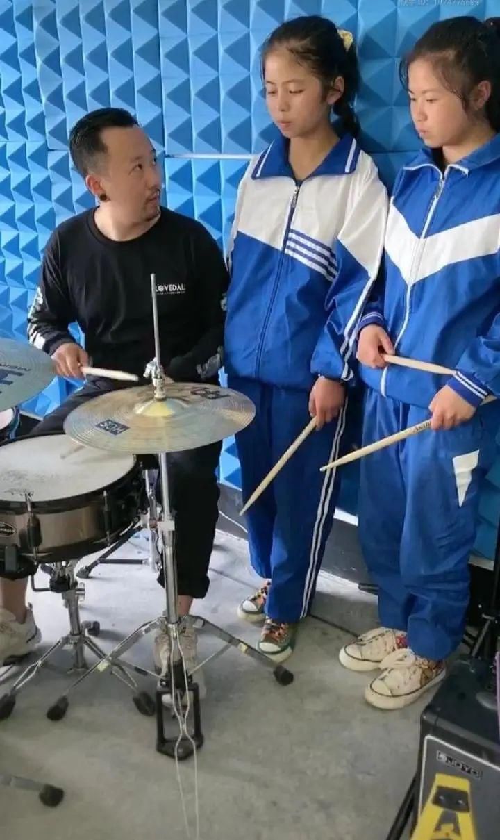  孩子们|圆梦！六盘水小学生与痛仰乐队联袂演出，开了场摇滚直播音乐会