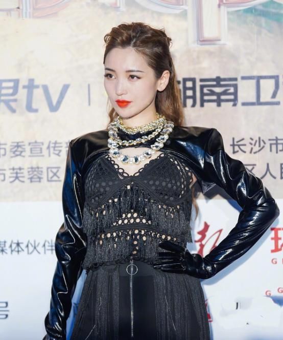  裙子|金莎没刘海真是“解除封印”，穿亮皮吊带裙出镜，甜妹成“酷姐”