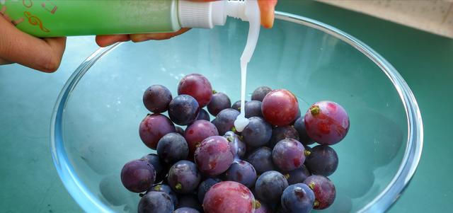 葡萄|葡萄表面的白霜是农药吗？这样洗葡萄，才能吃得放心，吃的健康